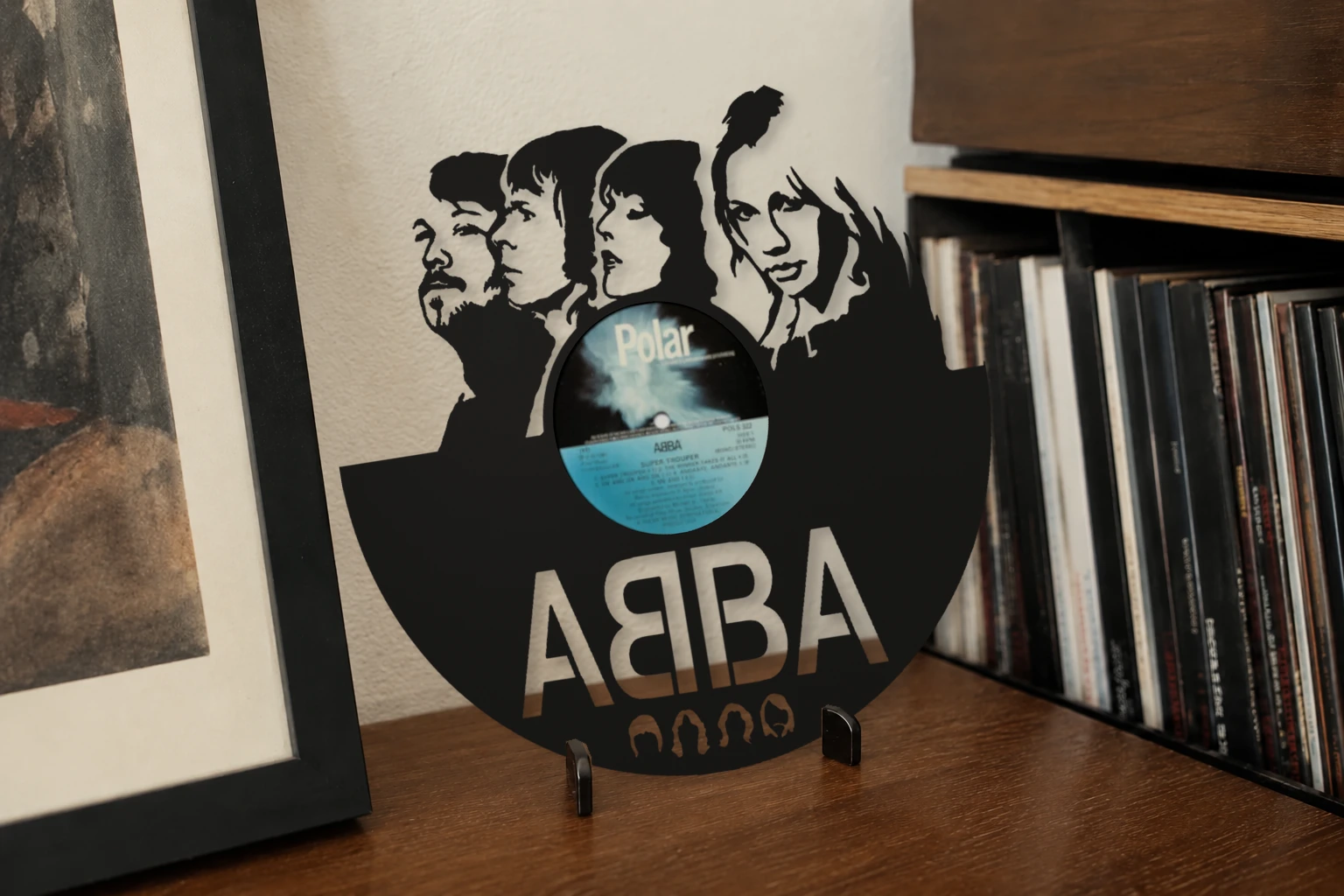 Vinyle découpé ABBA, présenté sur un support dans un intérieur