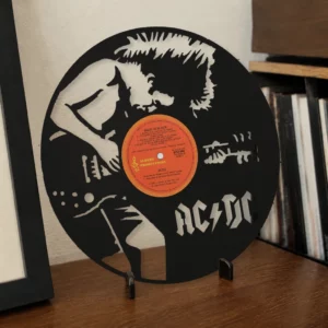 Vinyle découpé AC/DC, présenté sur un support dans un intérieur