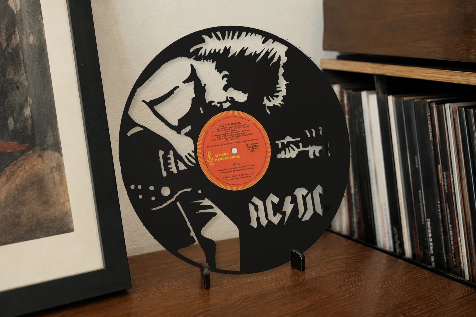 Vinyle découpé AC/DC, présenté sur un support dans un intérieur