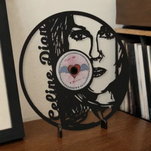 Vinyle découpé CELINE DION, présenté sur un support dans un intérieur