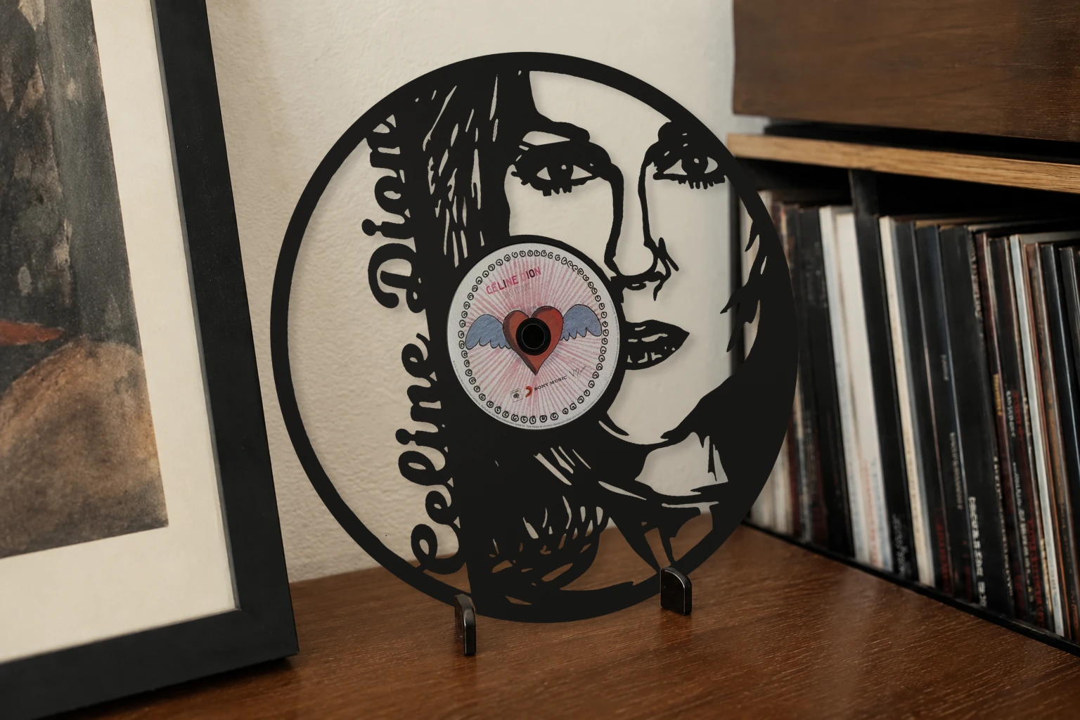 Vinyle découpé CELINE DION, présenté sur un support dans un intérieur