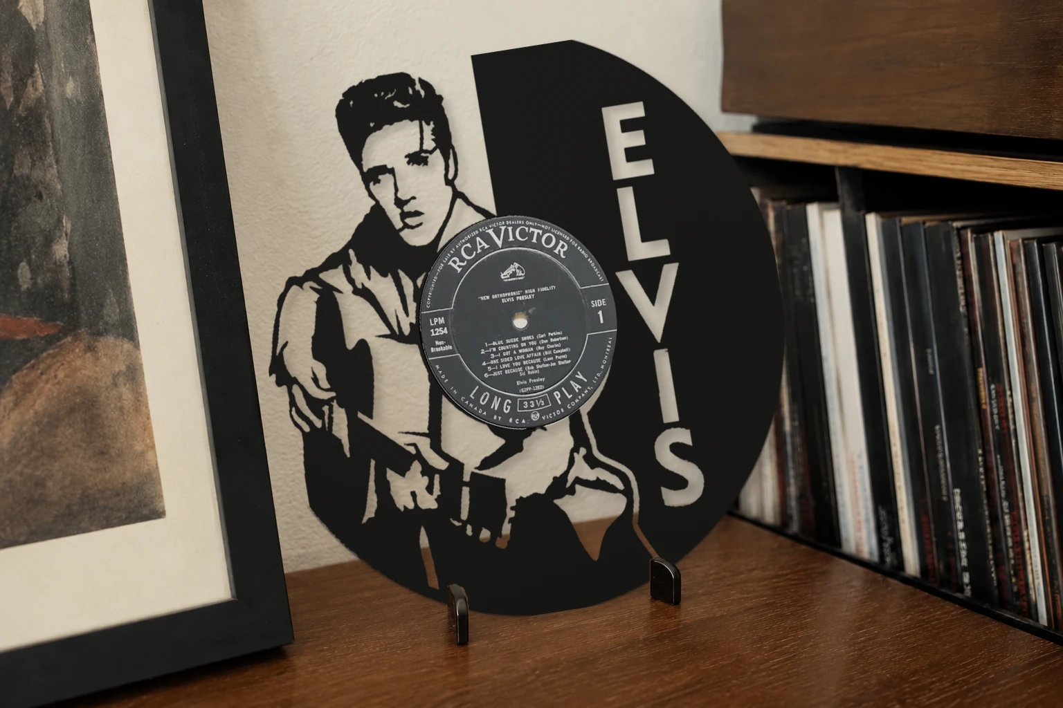 Vinyle découpé ELVIS PRESLEY, présenté sur un support dans un intérieur