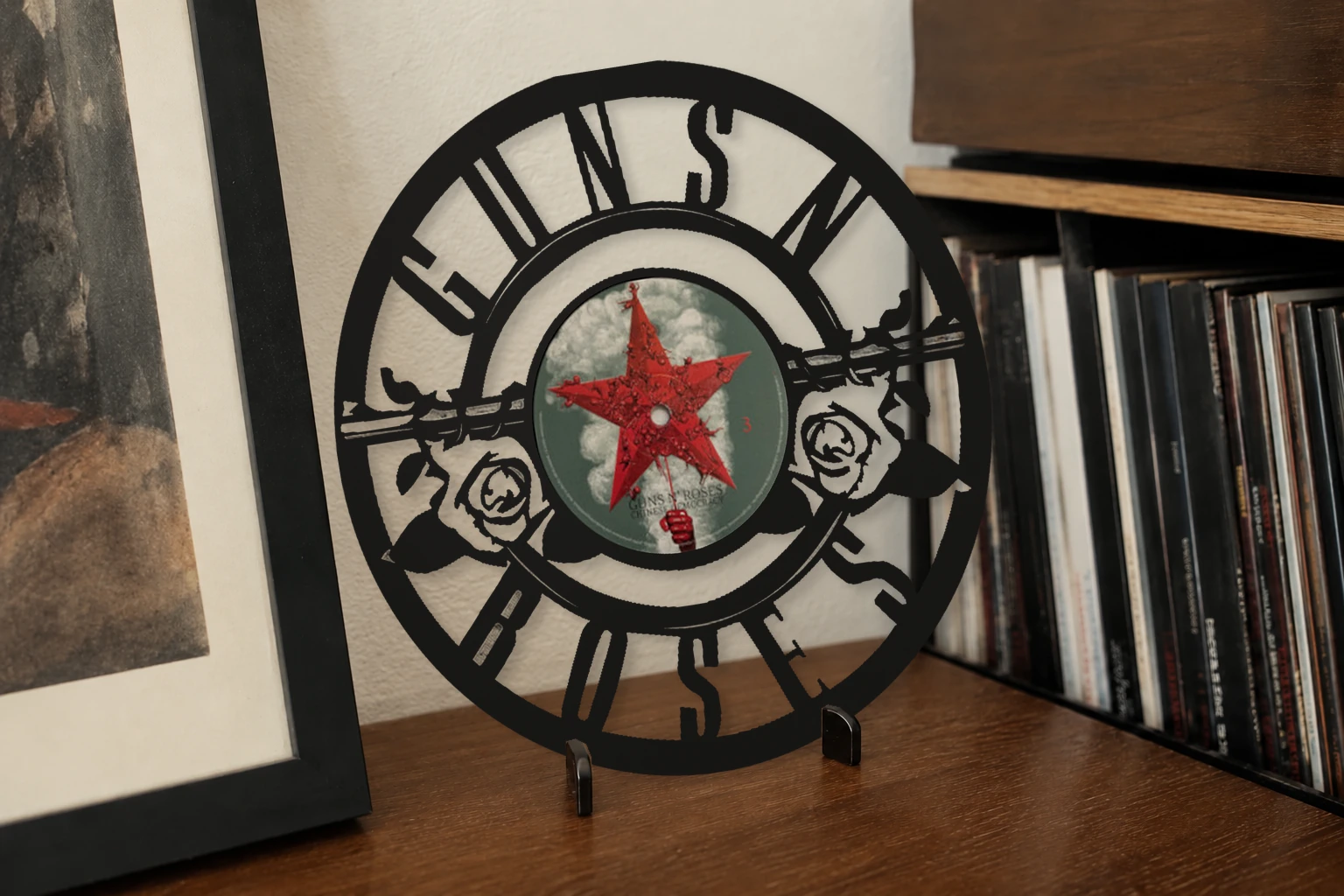 Vinyle découpé GUNS N’ ROSES, présenté sur un support dans un intérieur
