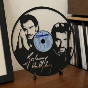 Vinyle découpé JOHNNY HALLYDAY, présenté sur un support dans un intérieur