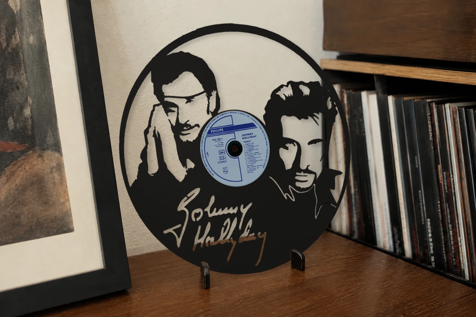 Vinyle découpé JOHNNY HALLYDAY, présenté sur un support dans un intérieur