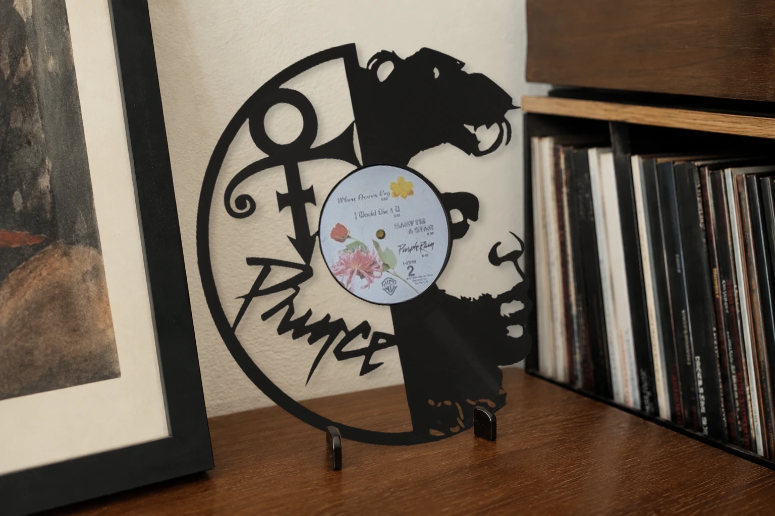 Vinyle découpé PRINCE, présenté sur un support dans un intérieur