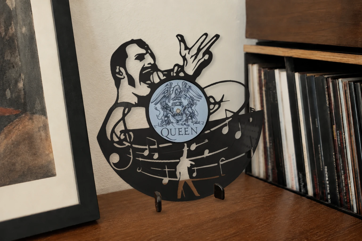 Vinyle découpé QUEEN, présenté sur un support dans un intérieur