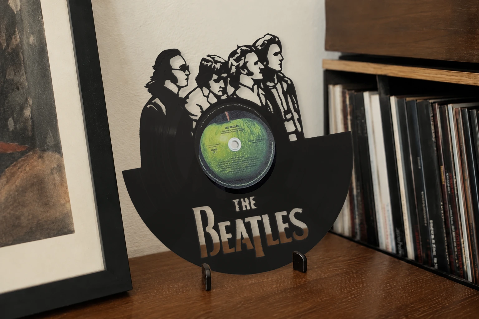 Vinyle découpé THE BEATLES, présenté sur un support dans un intérieur