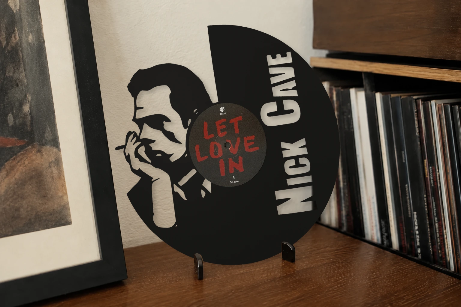 Vinyle découpé CAVE NICK, présenté sur un support dans un intérieur