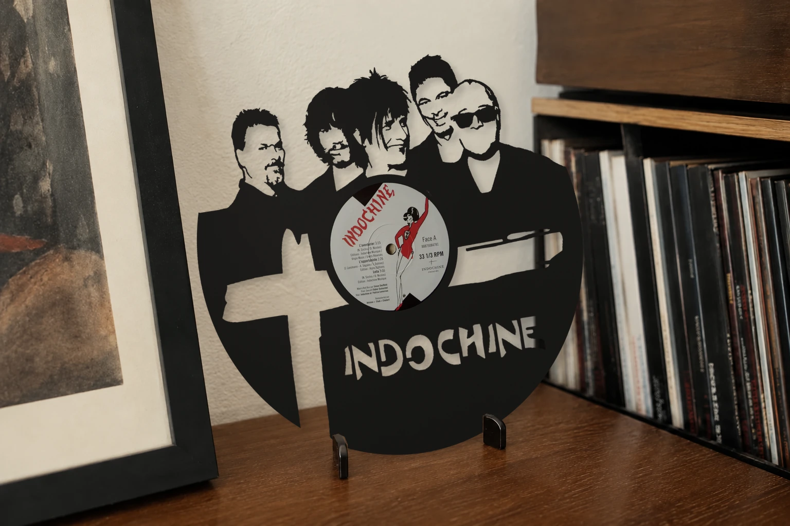 Vinyle découpé INDOCHINE, présenté sur un support dans un intérieur
