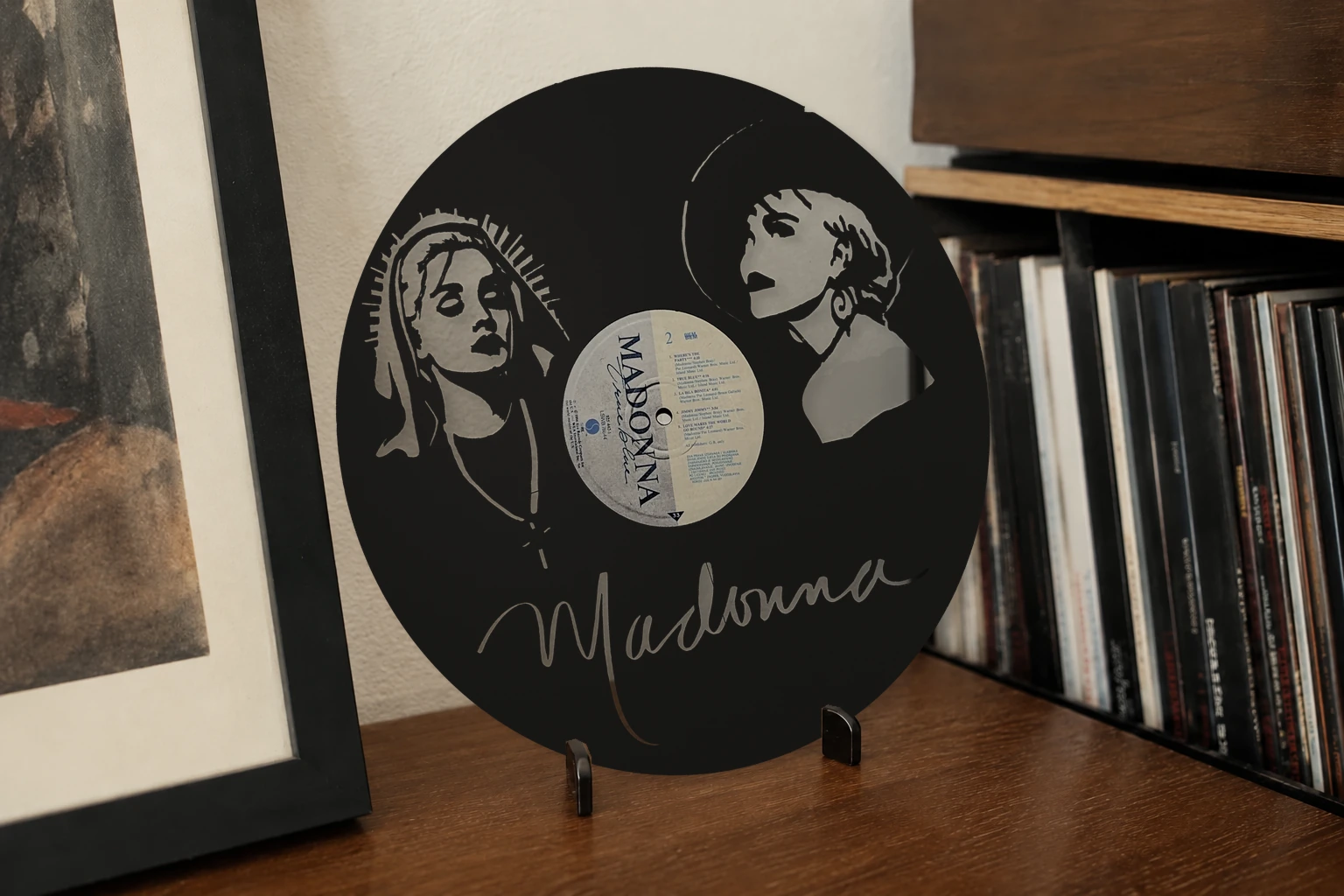 Vinyle découpé MADONNA, présenté sur un support dans un intérieur