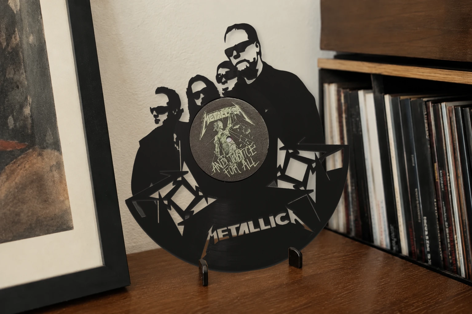 Vinyle découpé METALLICA, présenté sur un support dans un intérieur