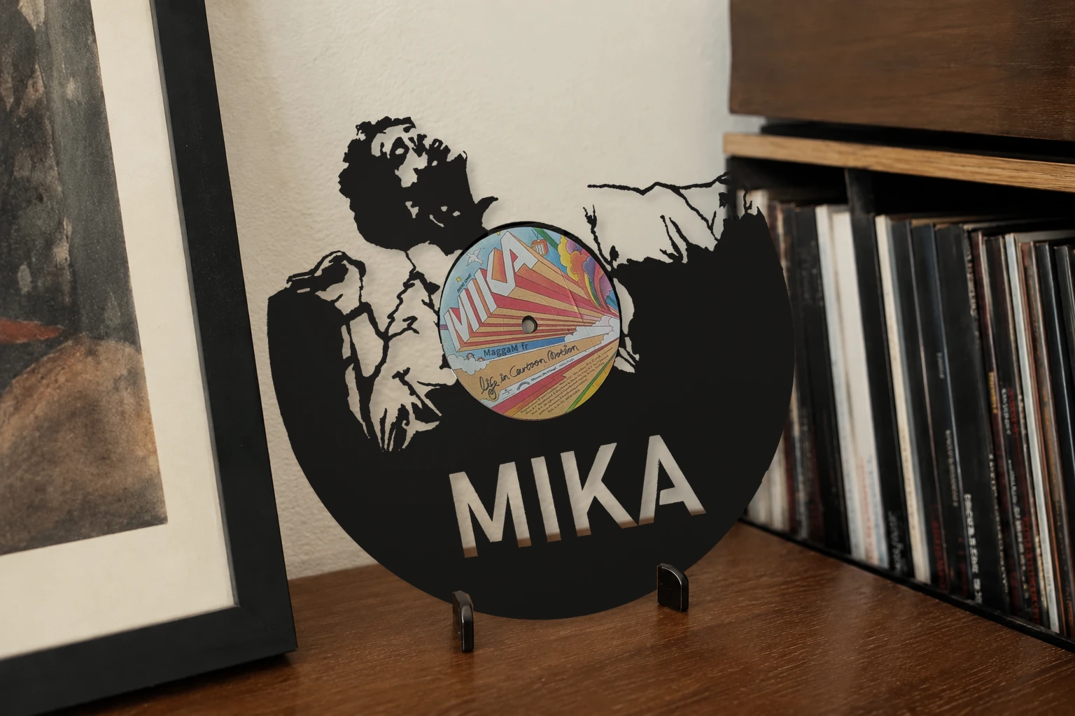 Vinyle découpé MIKA, présenté sur un support dans un intérieur