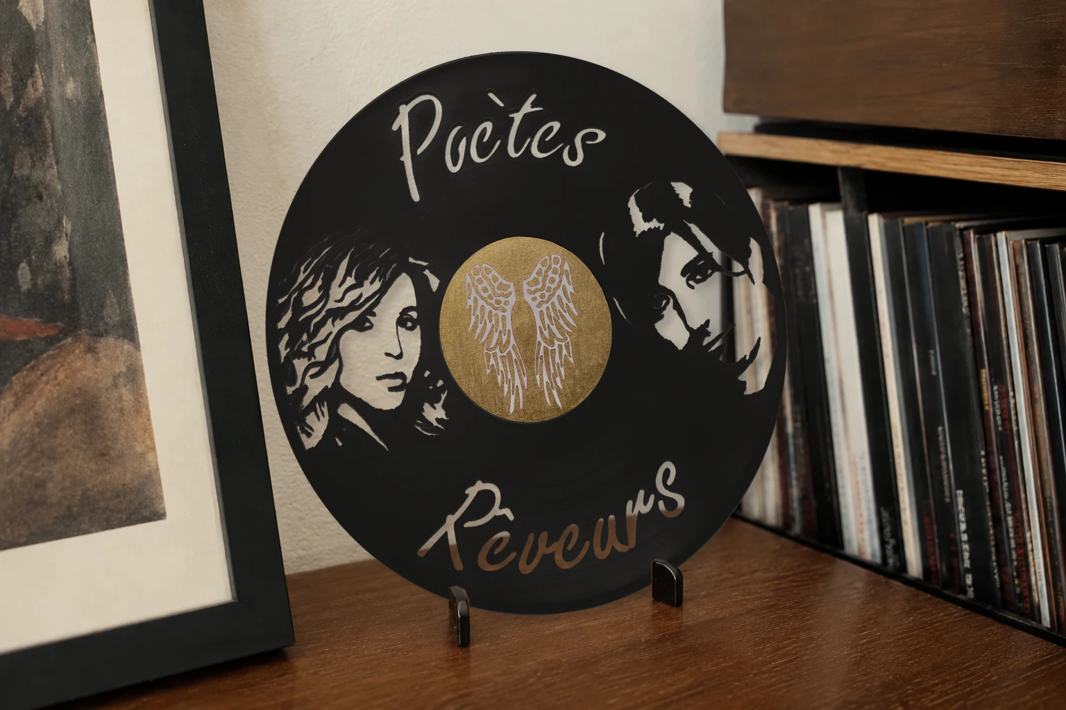 Vinyle découpé NAJOUA BELYZEL, présenté sur un support dans un intérieur