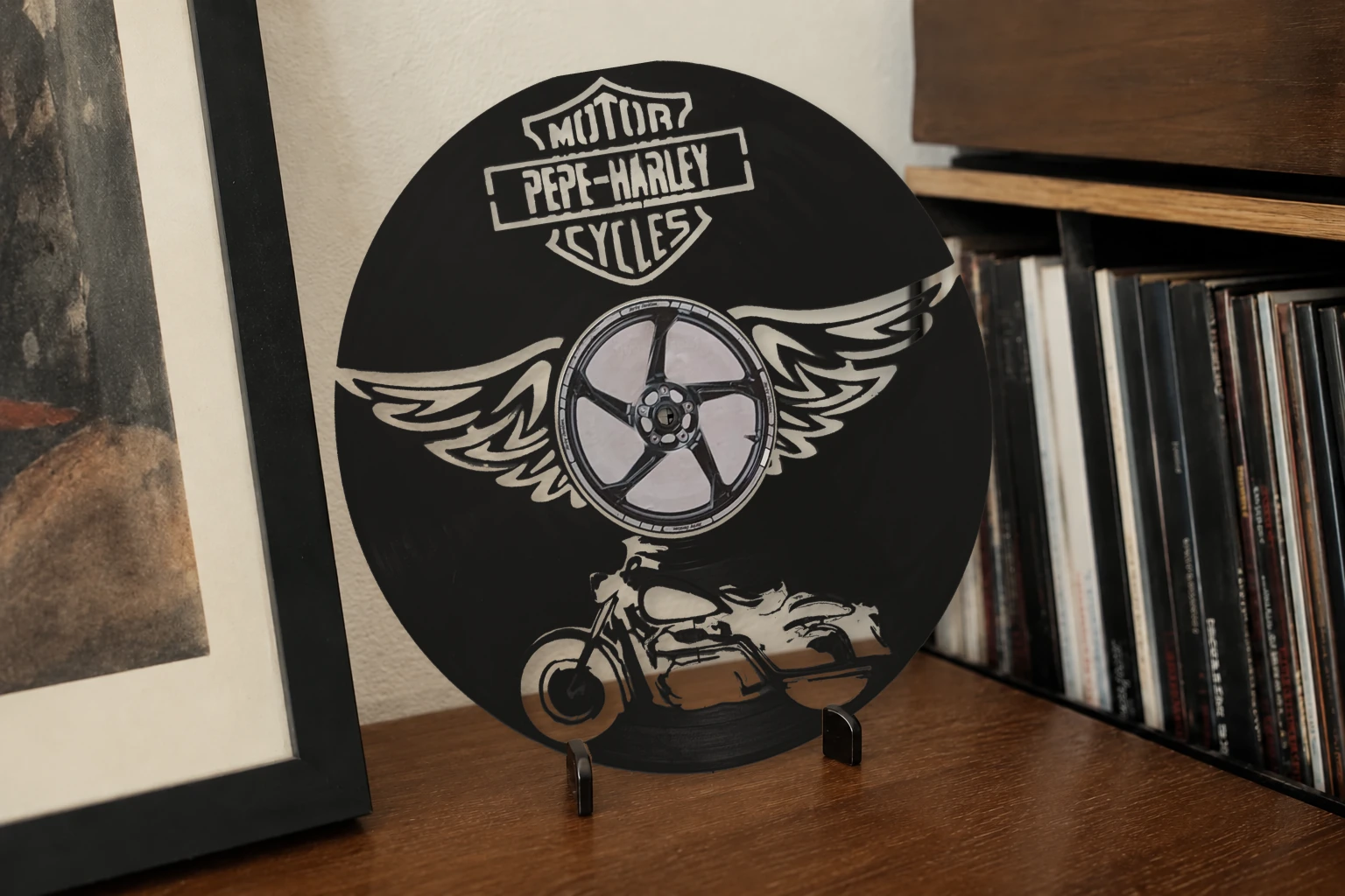 Vinyle découpé PEPE HARLEY, présenté sur un support dans un intérieur