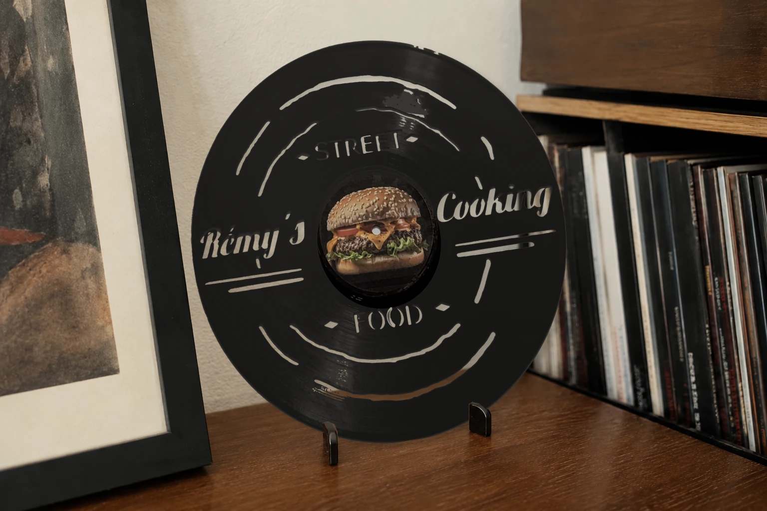 Vinyle découpé Rémy’s Cooking, présenté sur un support dans un intérieur