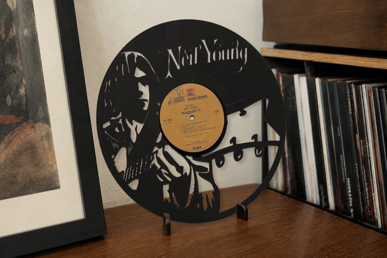 Vinyle découpé YOUNG NEIL, présenté sur un support dans un intérieur