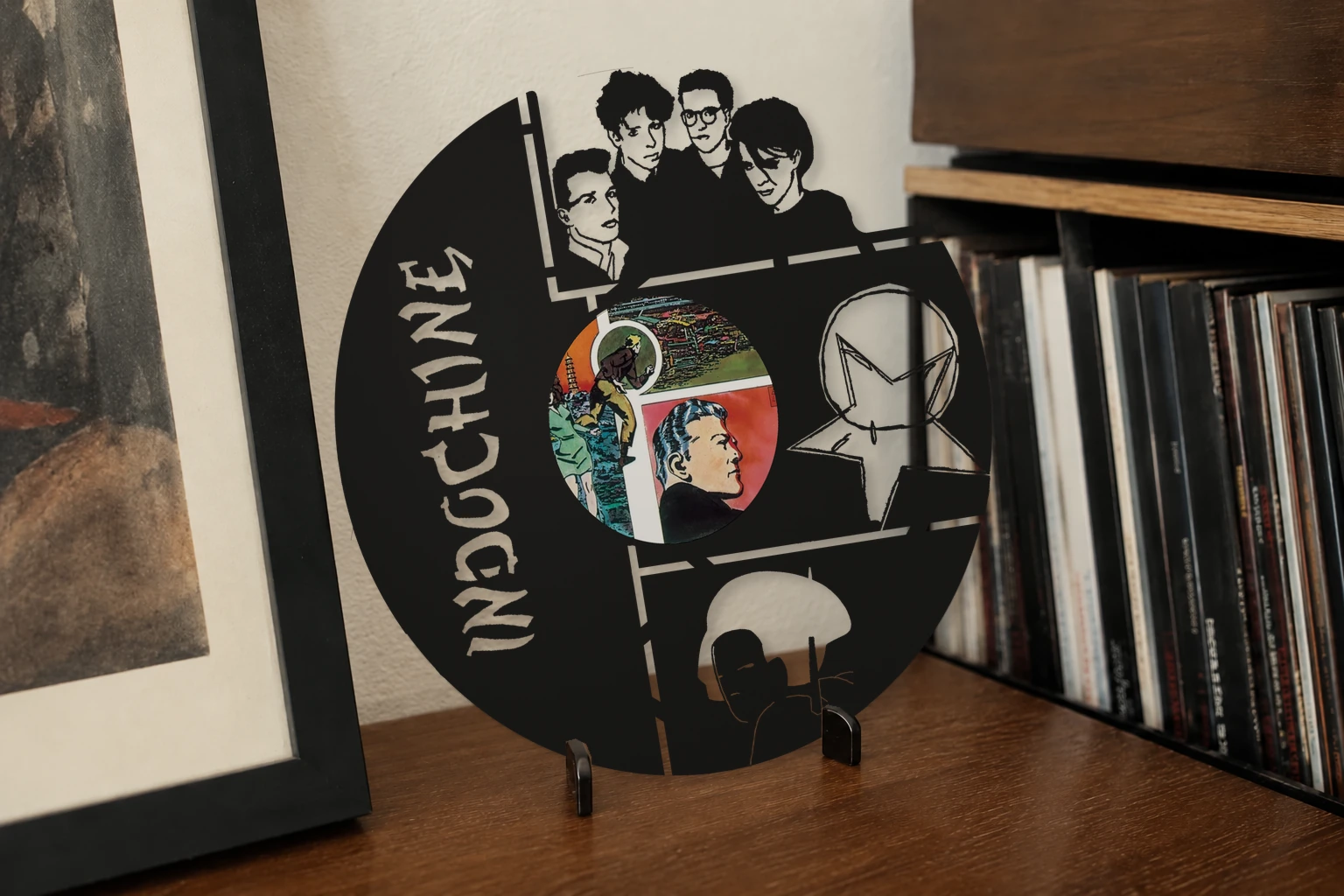 Vinyle découpé INDOCHINE (80’s), présenté sur un support dans un intérieur