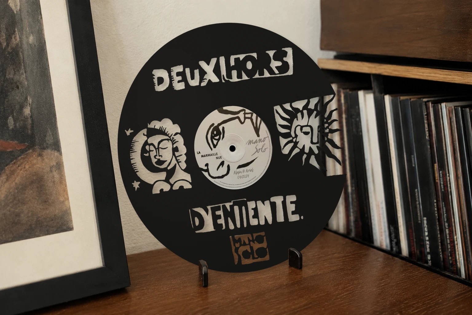 Vinyle découpé MANO SOLO, présenté sur un support dans un intérieur