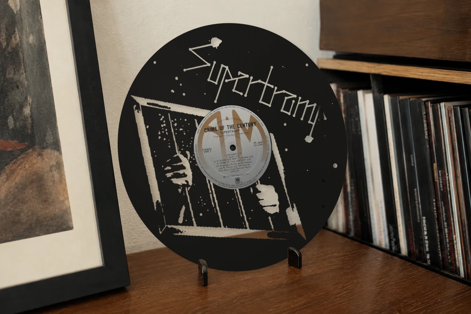 Vinyle découpé SUPERTRAMP, présenté sur un support dans un intérieur