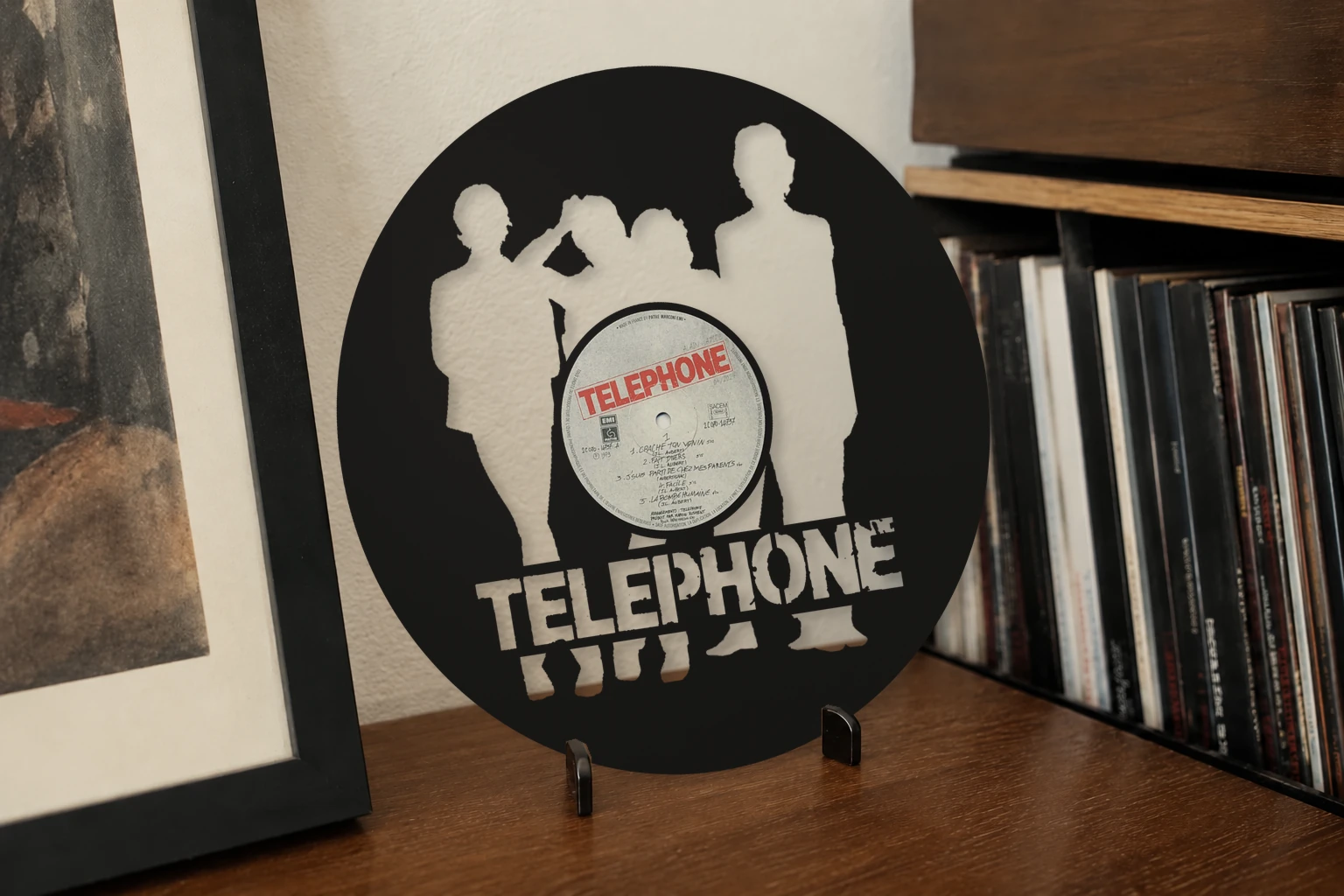 Vinyle découpé TELEPHONE, présenté sur un support dans un intérieur