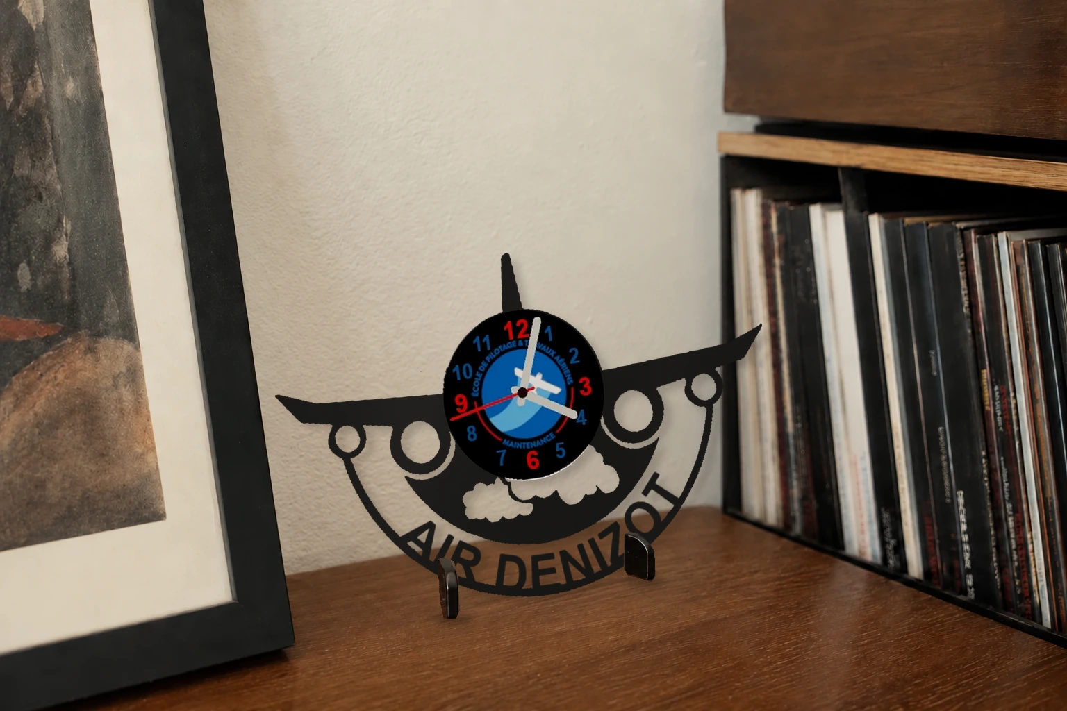 Vinyle découpé Air Denizot, présenté sur un support dans un intérieur