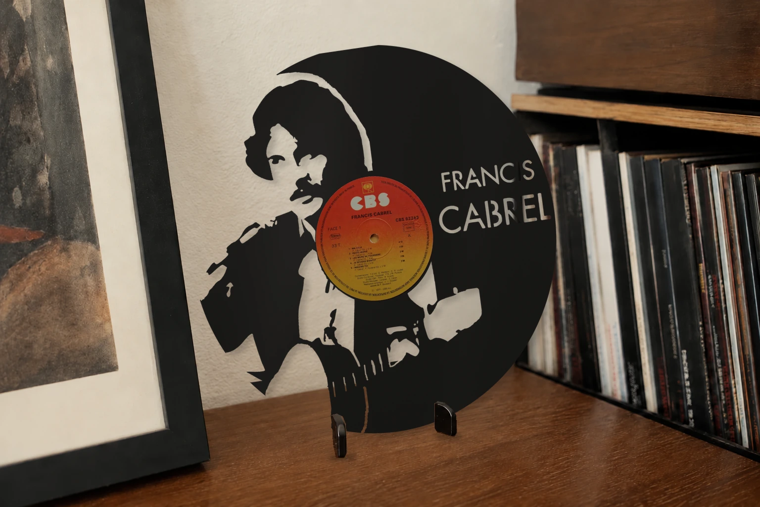 Vinyle découpé FRANCIS CABREL, présenté sur un support dans un intérieur