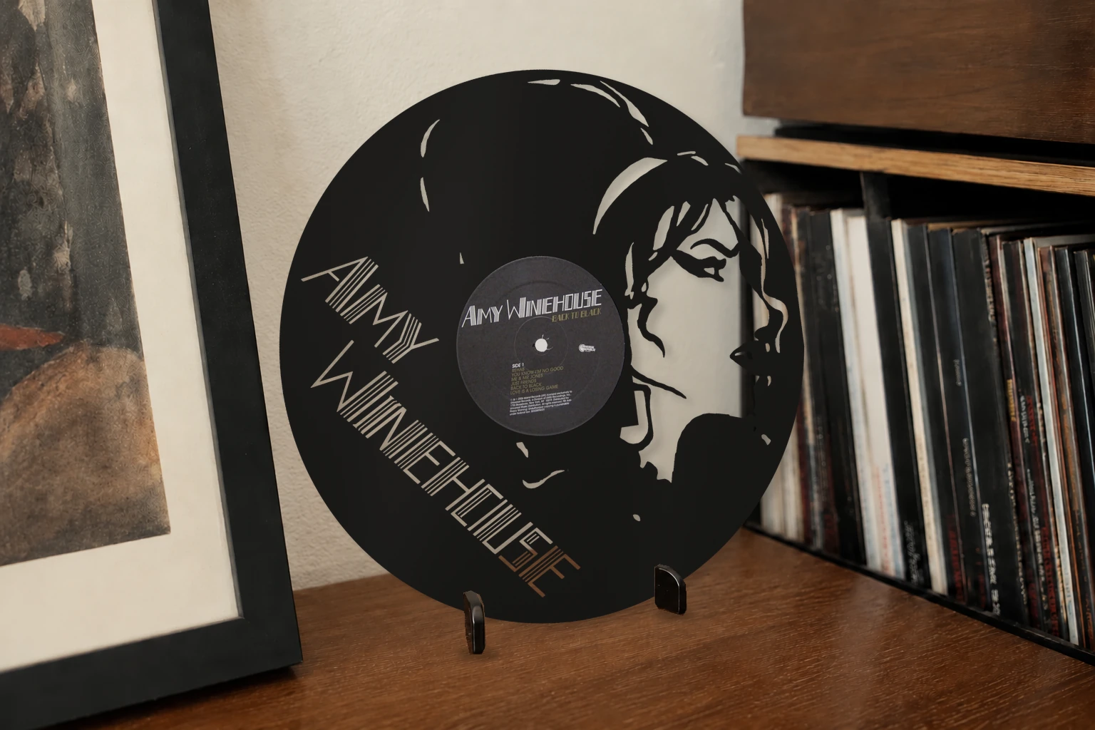 Vinyle découpé AMY WINEHOUSE, présenté sur un support dans un intérieur