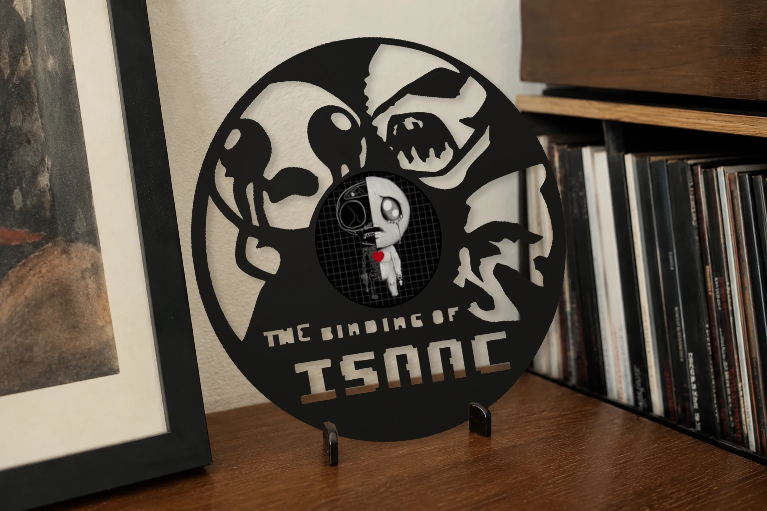 Vinyle découpé ISAAC, présenté sur un support dans un intérieur