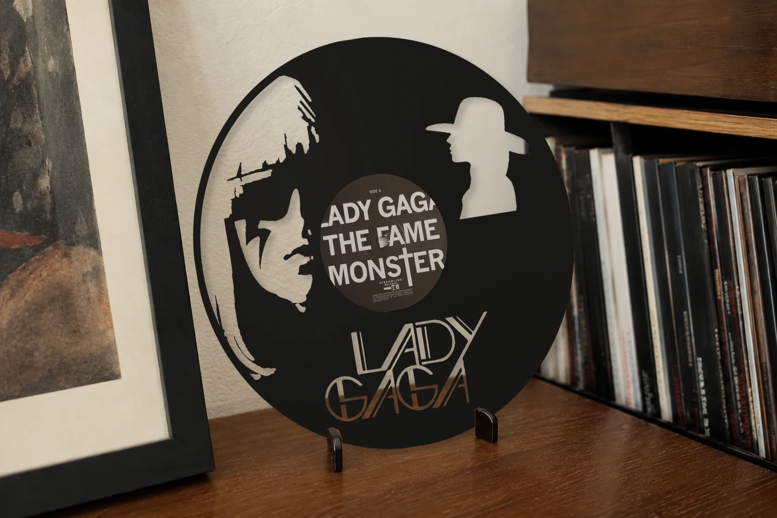 Vinyle découpé LADY GAGA, présenté sur un support dans un intérieur