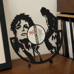 Vinyle découpé MICHAEL JACKSON, présenté sur un support dans un intérieur