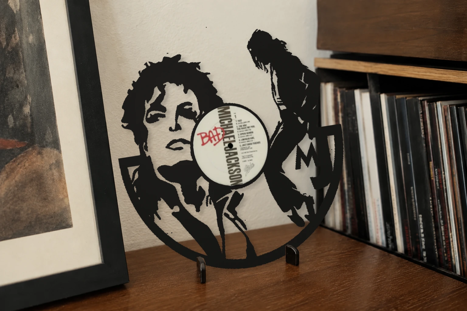 Vinyle découpé MICHAEL JACKSON, présenté sur un support dans un intérieur