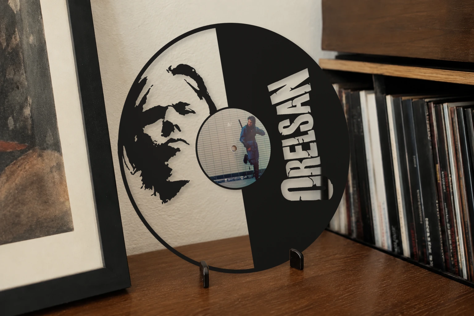 Vinyle découpé ORELSAN, présenté sur un support dans un intérieur