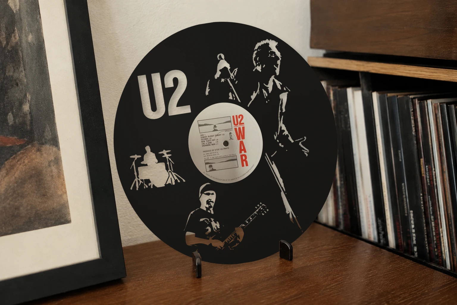 Vinyle découpé U2, présenté sur un support dans un intérieur