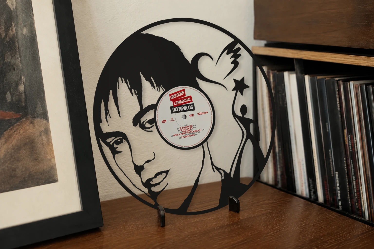 Vinyle découpé LEMARCHAL GREGORY, présenté sur un support dans un intérieur