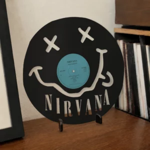 Vinyle découpé NIRVANA, présenté sur un support dans un intérieur