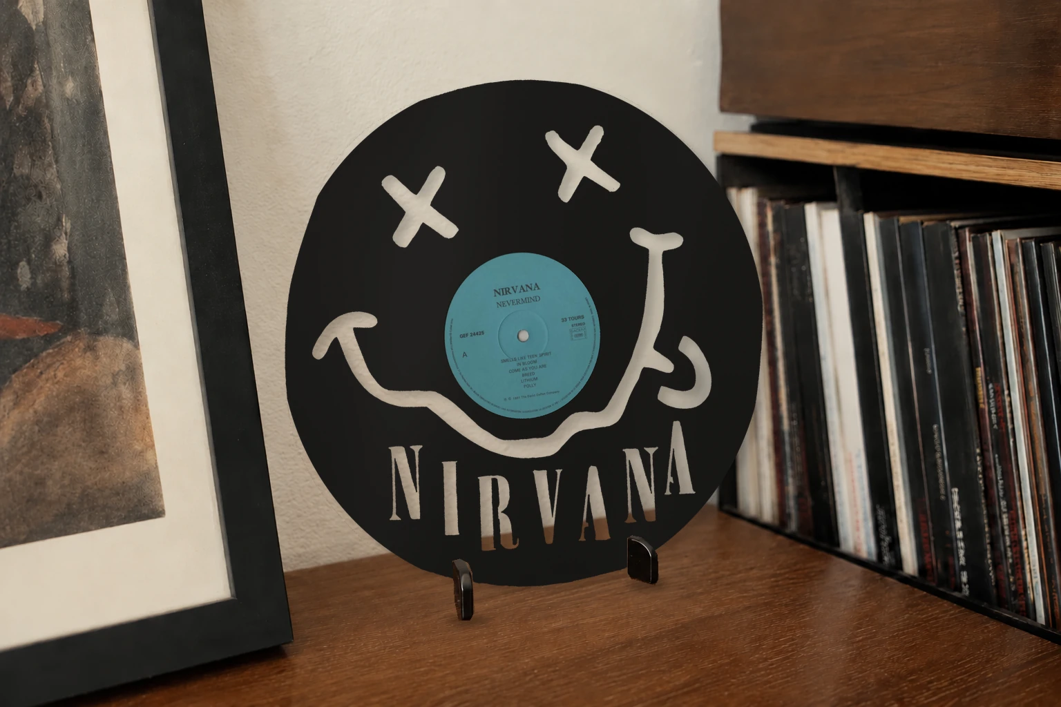 Vinyle découpé NIRVANA, présenté sur un support dans un intérieur