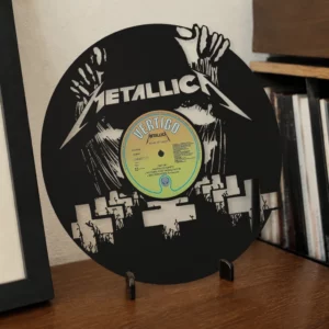 Vinyle découpé METALLICA – MASTER OF PUPPETS, présenté sur un support dans un intérieur