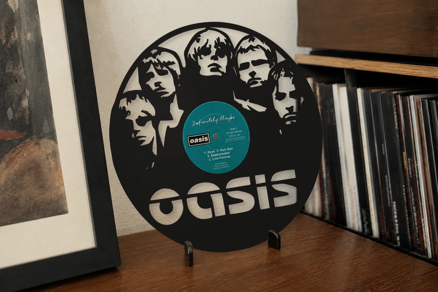 Vinyle découpé OASIS, présenté sur un support dans un intérieur