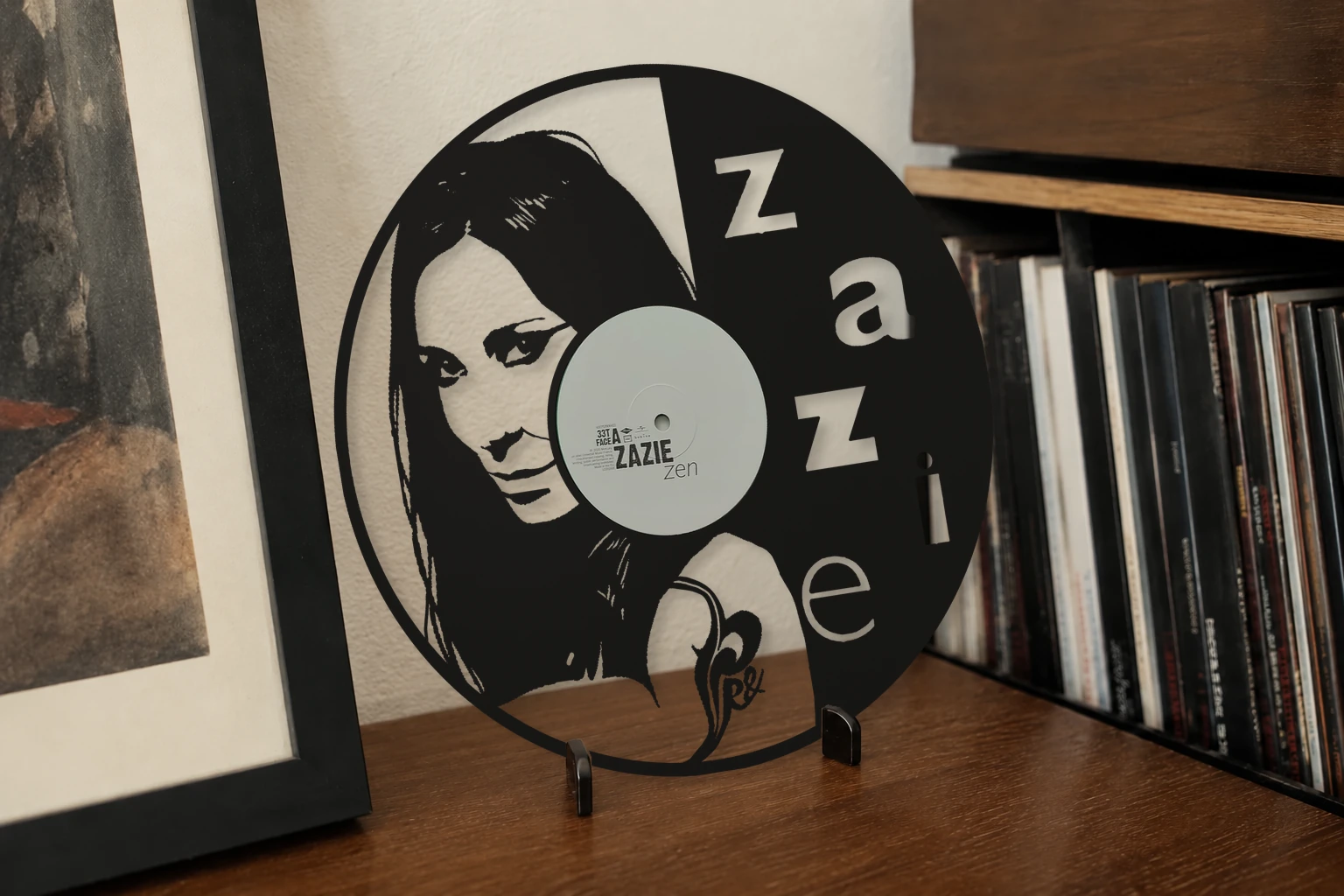 Vinyle découpé ZAZIE, présenté sur un support dans un intérieur