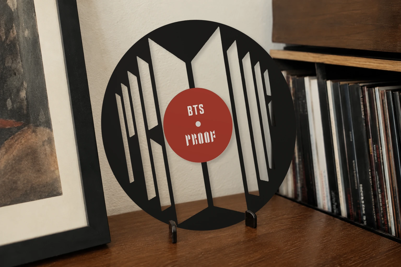 Vinyle découpé BTS, présenté sur un support dans un intérieur