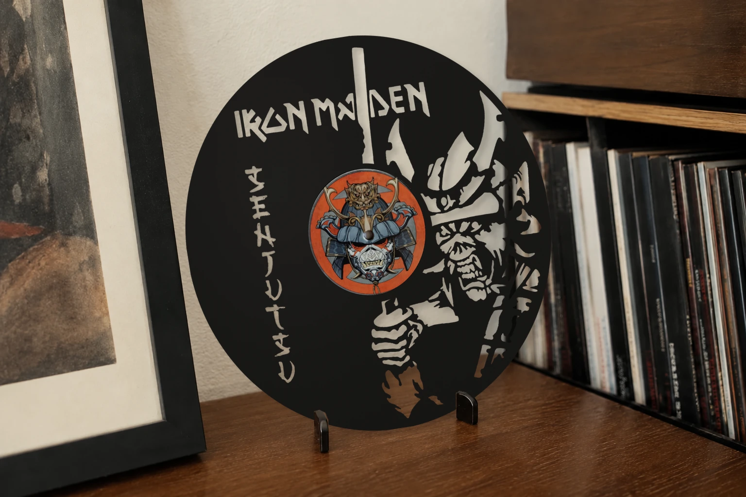 Vinyle découpé IRON MAIDEN – SENJUTSU, présenté sur un support dans un intérieur