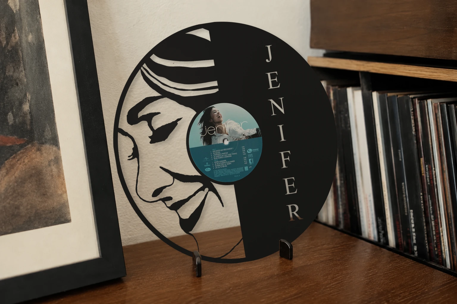 Vinyle découpé JENIFER, présenté sur un support dans un intérieur