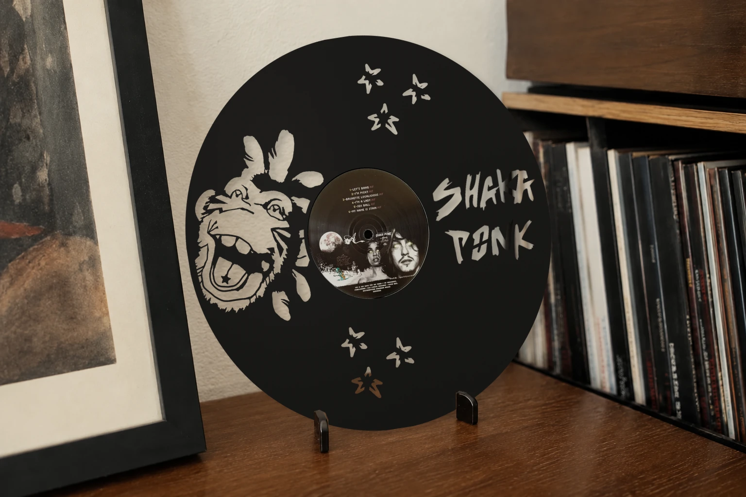 Vinyle découpé SHAKA PONK, présenté sur un support dans un intérieur