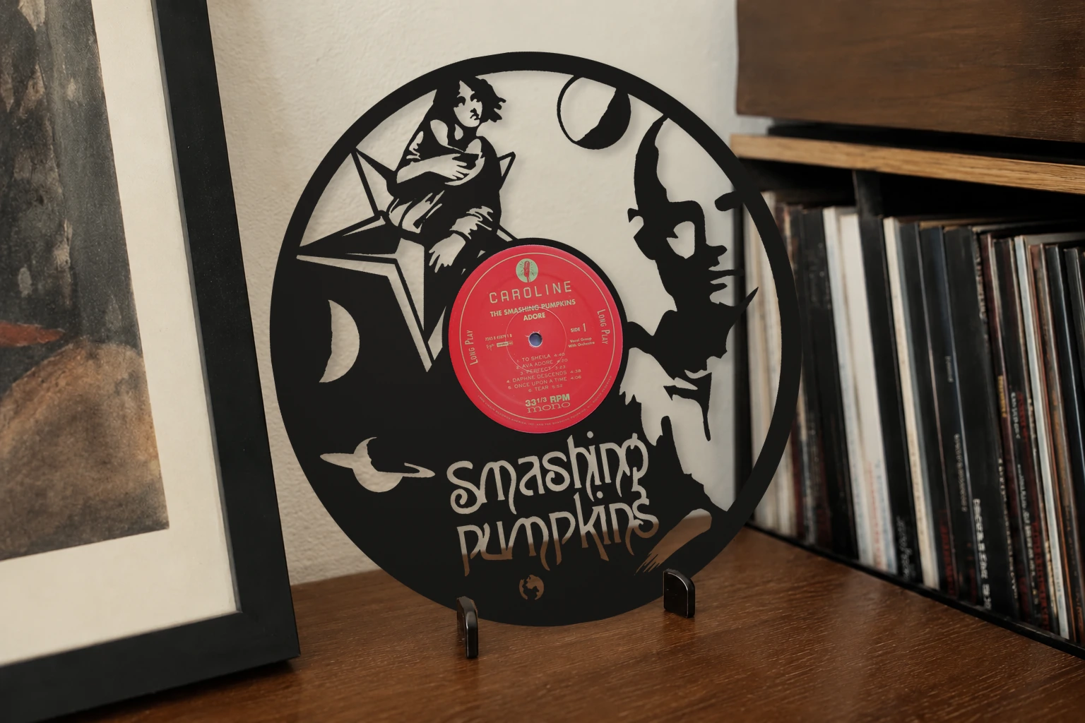 Vinyle découpé SMASHING PUMPKINS, présenté sur un support dans un intérieur