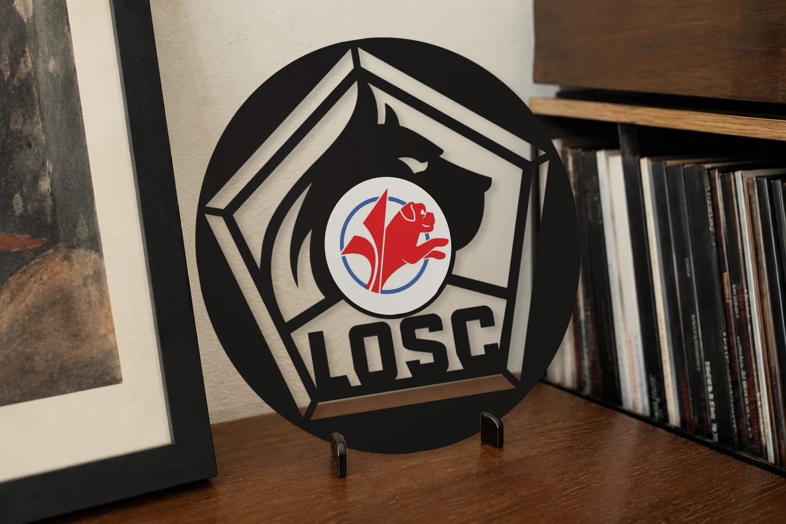 Vinyle découpé LOSC, présenté sur un support dans un intérieur