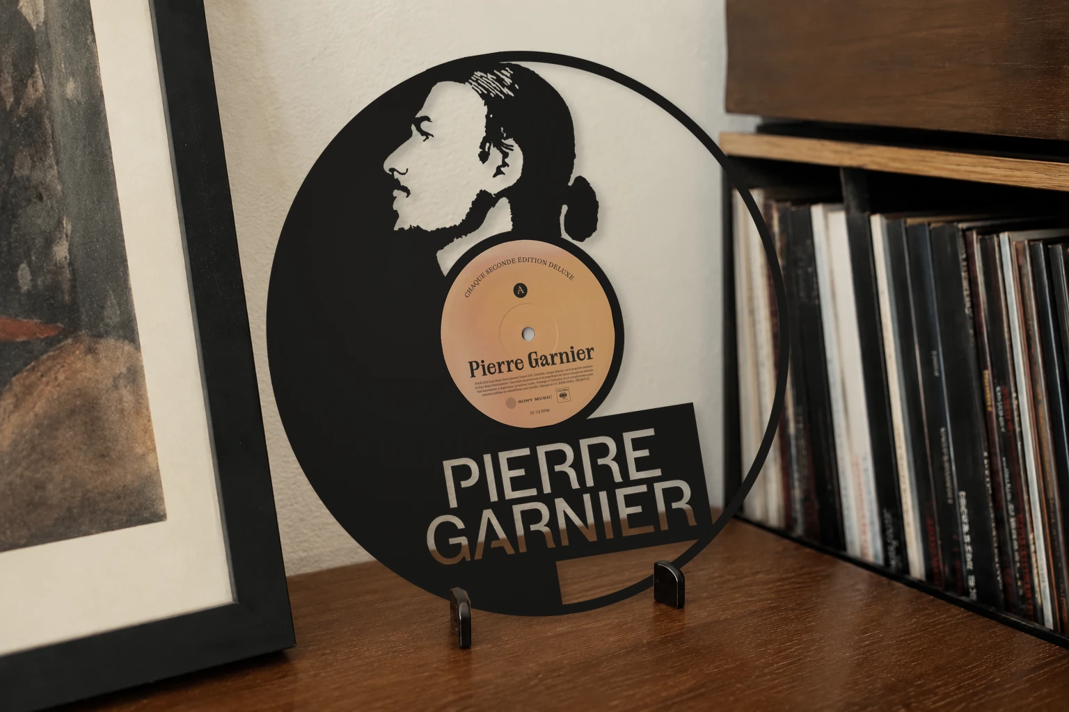 Vinyle découpé GARNIER PIERRE, présenté sur un support dans un intérieur