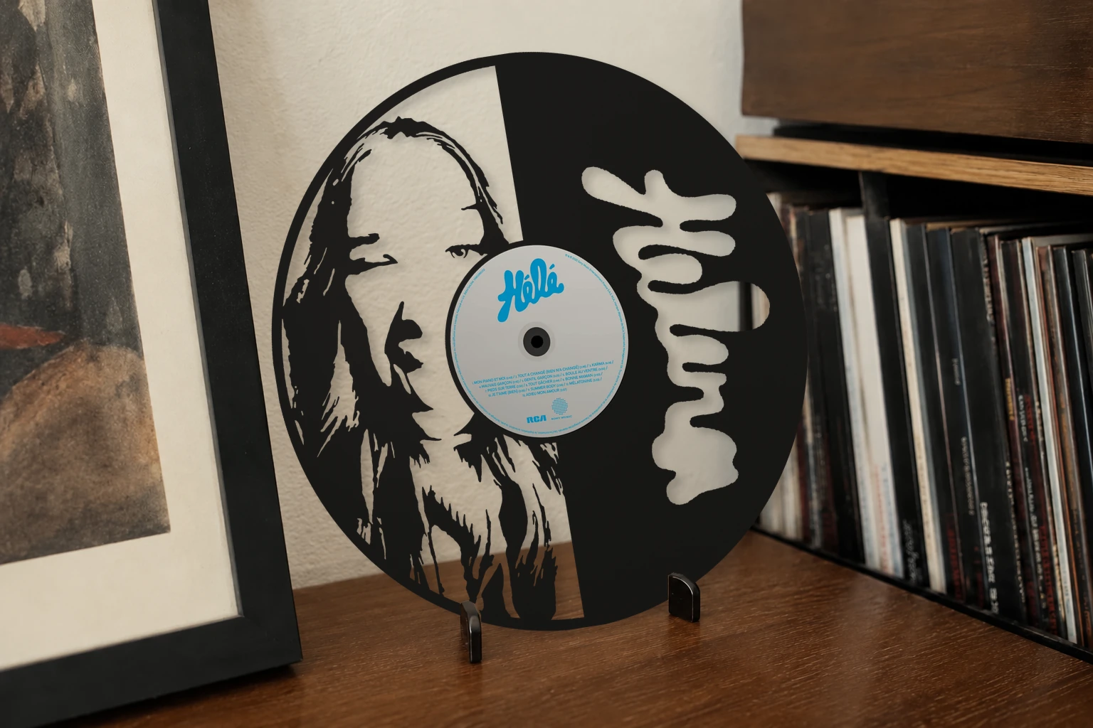 Vinyle découpé HELENA, présenté sur un support dans un intérieur