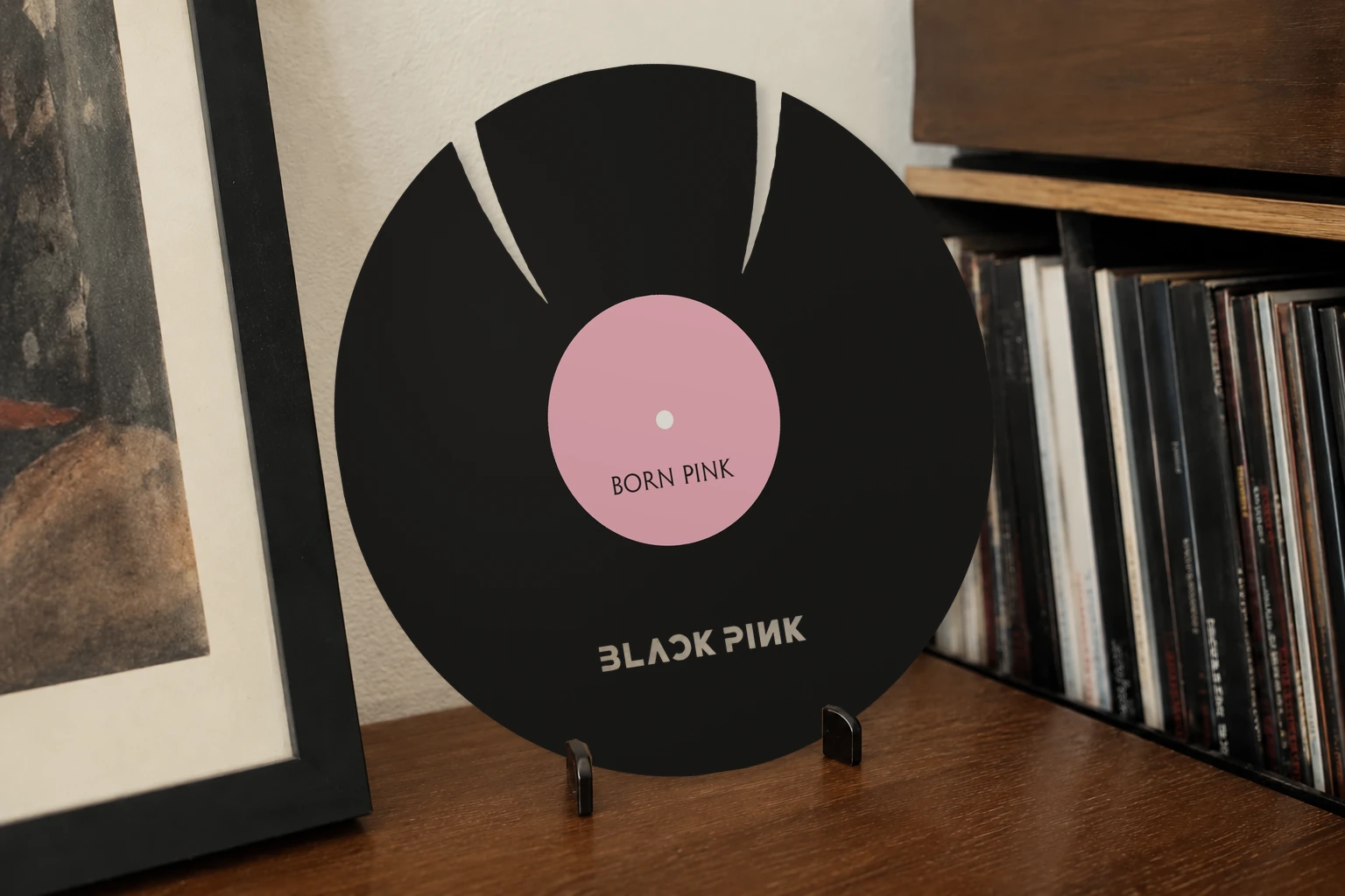 Vinyle découpé BLACKPINK, présenté sur un support dans un intérieur