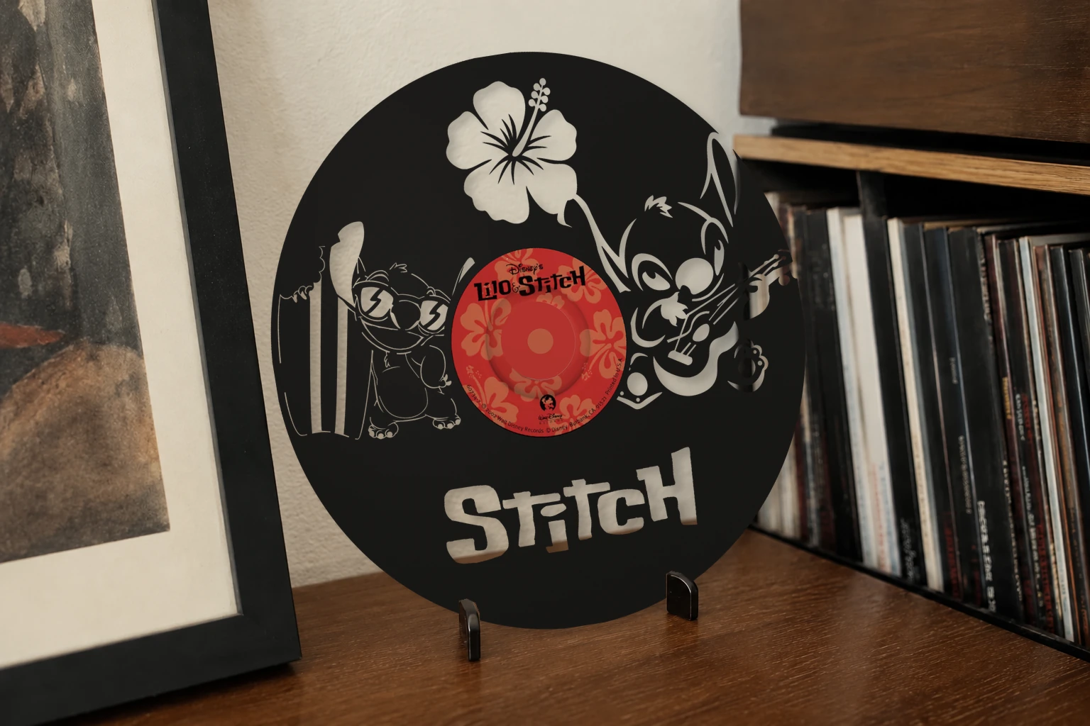 Vinyle découpé STITCH, présenté sur un support dans un intérieur